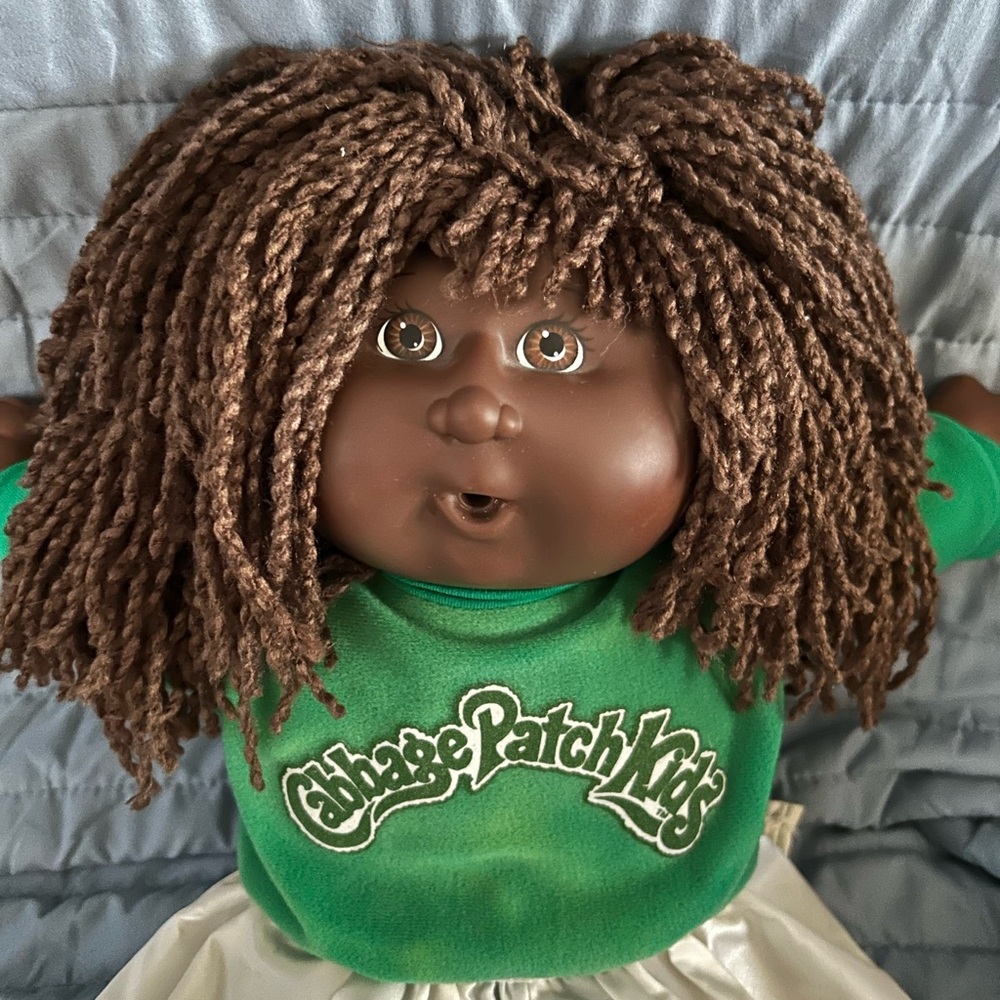 Cabbage Patch Kids Brown-Haired Doll Cheerleader outfit-1st edition Hasbro